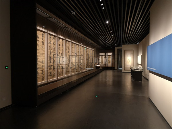 
文物展柜怎样使用灯光系统来增加展览效果?