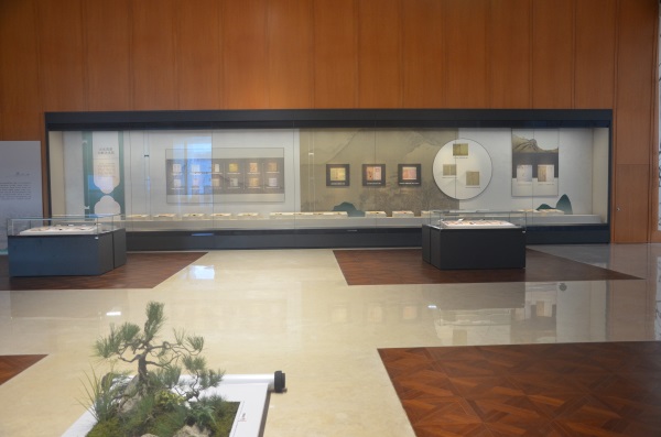 文物管理员眼中文物展柜对于保护文物发挥的重要性