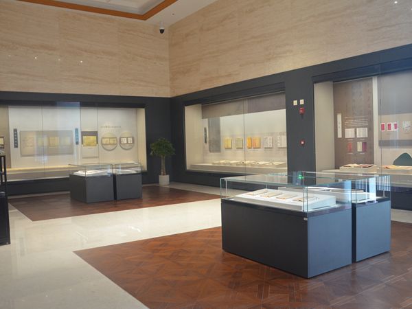 优秀博物馆展柜图片 博物馆桌面展柜