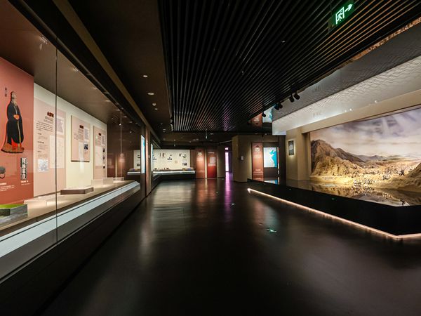 博物馆展柜图片 独立文物展柜图片