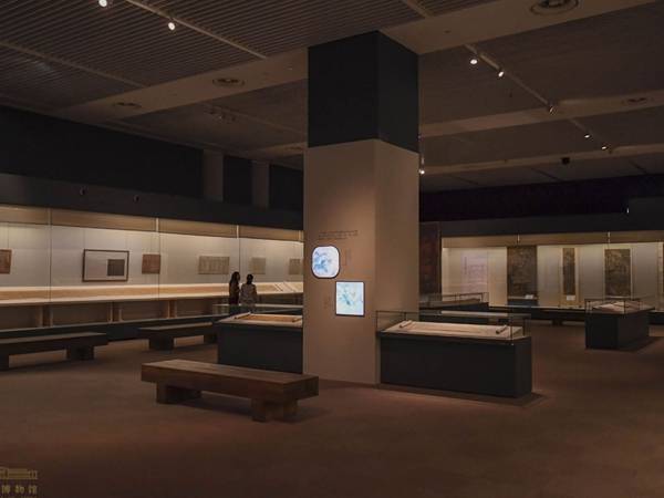 博物馆展柜图片大全 博物馆沿墙通柜