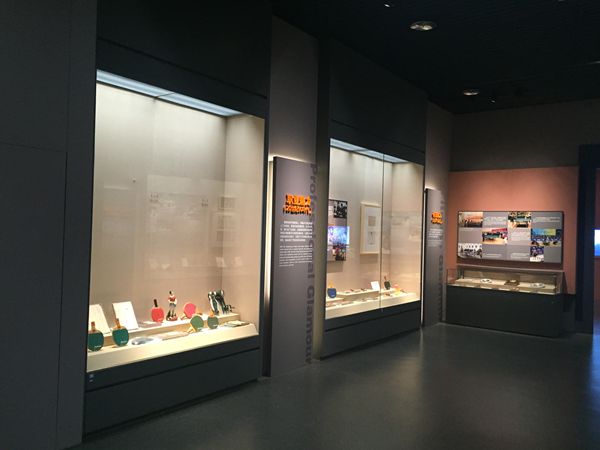 优秀文物展柜图片 博物馆沿墙展柜